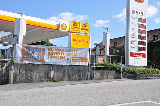 Aktionsbanner an Shell Tankstelle